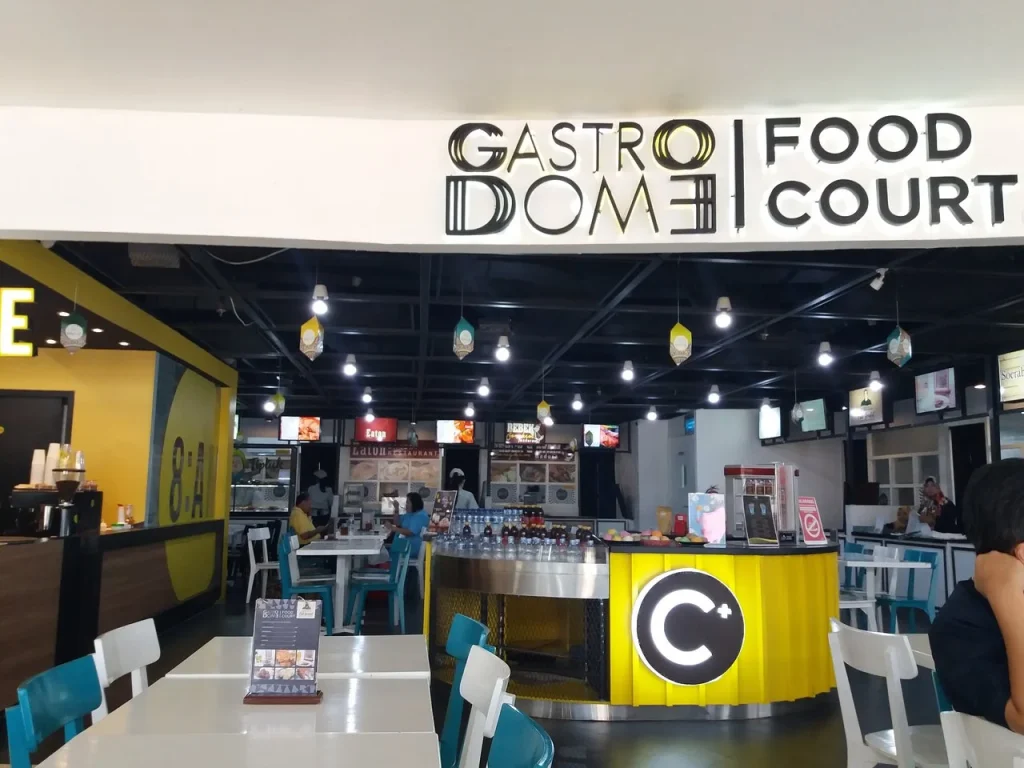 Suasana salah satu area food court di Bandara Juanda dengan berbagai pilihan restoran untuk para penumpang.