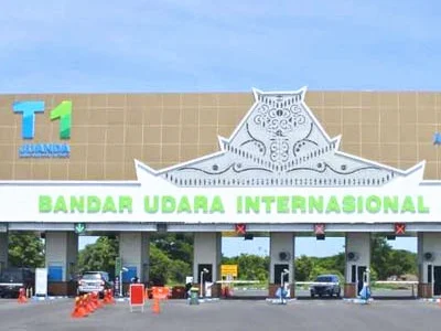 Tampak depan Bandara Internasional Juanda Surabaya saat senja, menunjukkan arsitektur modern terminal sebagai gerbang utama Jawa Timur.