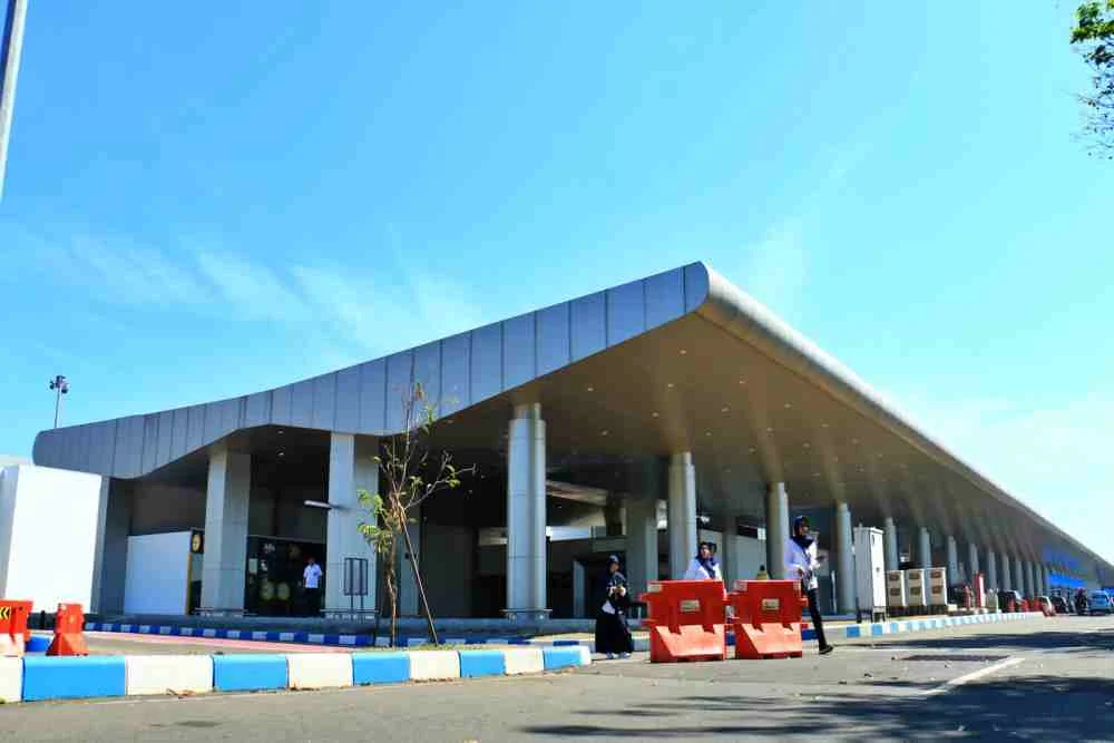 Gedung Terminal 1 Bandara Juanda yang ramai, melayani sebagian besar rute penerbangan domestik di Indonesia.