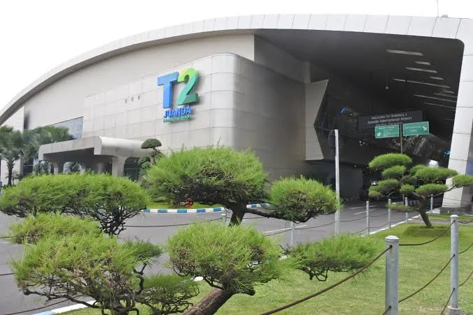 Fasad modern Terminal 2 Bandara Juanda, yang menjadi pusat penerbangan internasional dan maskapai Garuda Indonesia.
