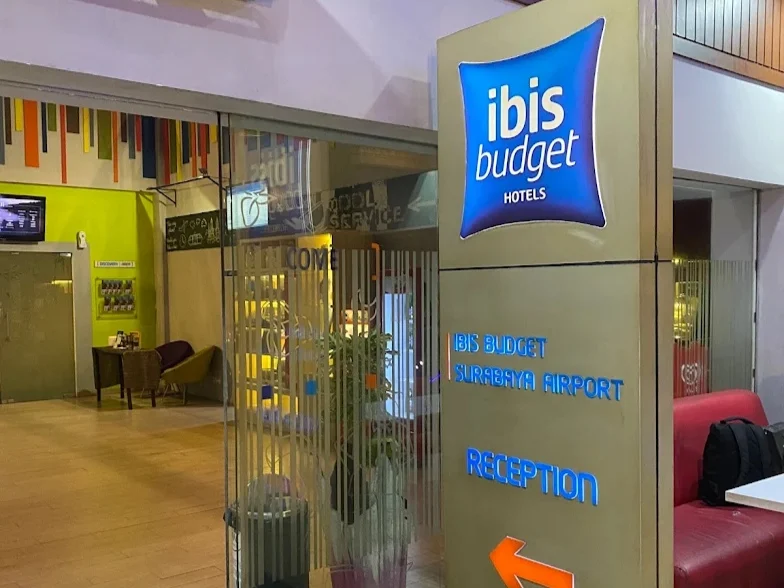 Tampak depan Cordia Hotel yang berlokasi strategis di dalam kawasan Terminal 1 Bandara Juanda, pilihan ideal untuk transit.