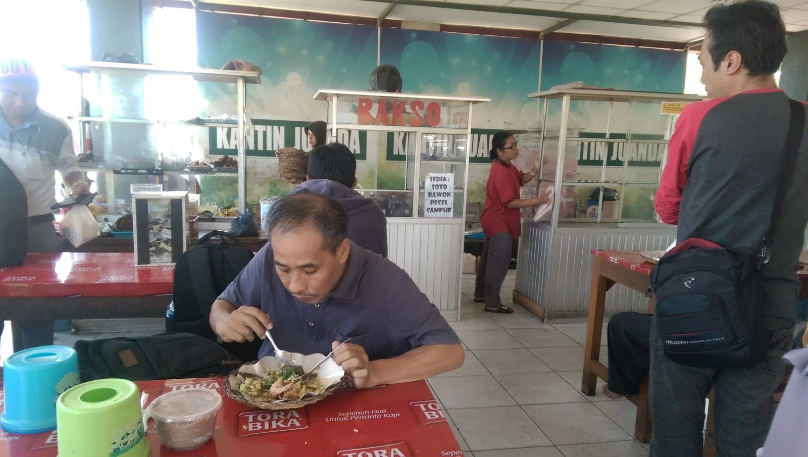 Suasana kantin dekat Bandara Juanda, alternatif makan saat transit selain chinese food halal