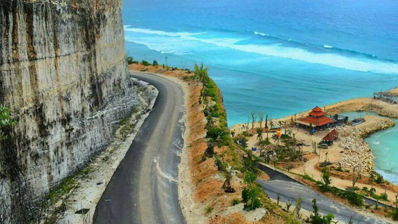 Pemandangan jalan tebing kapur menuju Pantai Melasti Ungasan Bali