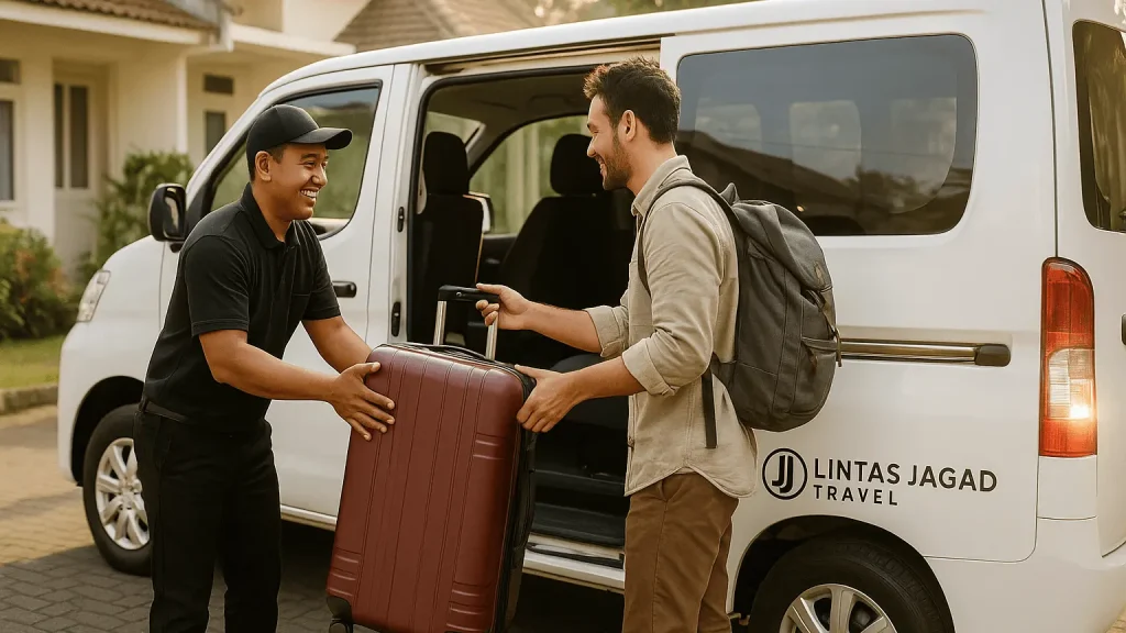 Pengemudi Lintas Jagad Travel menerima koper penumpang di depan rumah saat penjemputan menuju Bandara Juanda