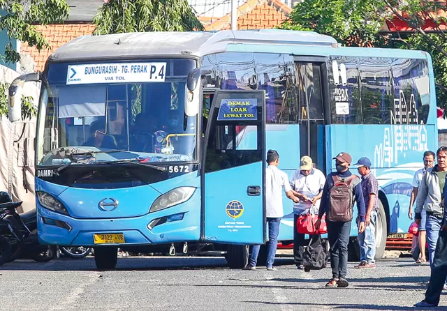 Bus DAMRI dengan papan trayek Bungurasih, titik transit menuju Malang