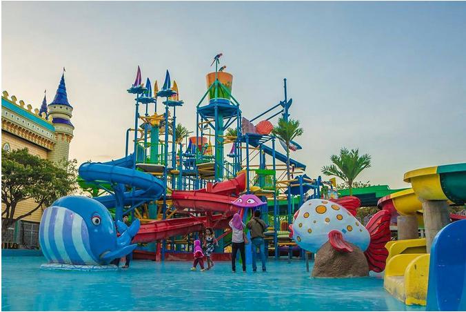 Wahana Atlantis Land Surabaya dengan area hiburan keluarga dan spot foto warna-warni