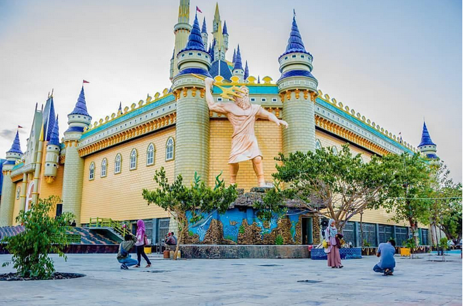 Review wisata Atlantis Land Kenjeran dengan suasana liburan keluarga dan area bermain yang menarik