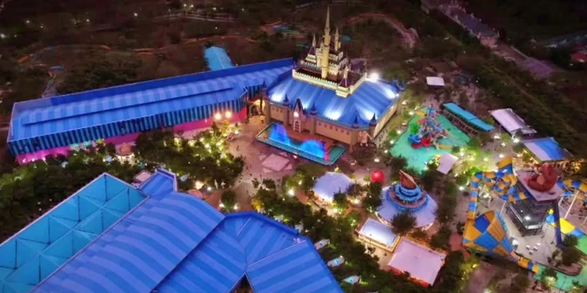 Review Atlantis Land Surabaya pada malam hari dengan suasana lampu dan area wisata yang menarik