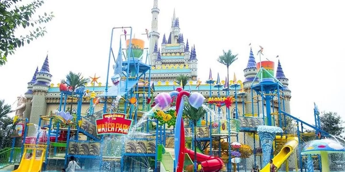 Atlantis Land Surabaya kawasan wisata keluarga dengan bangunan megah warna-warni