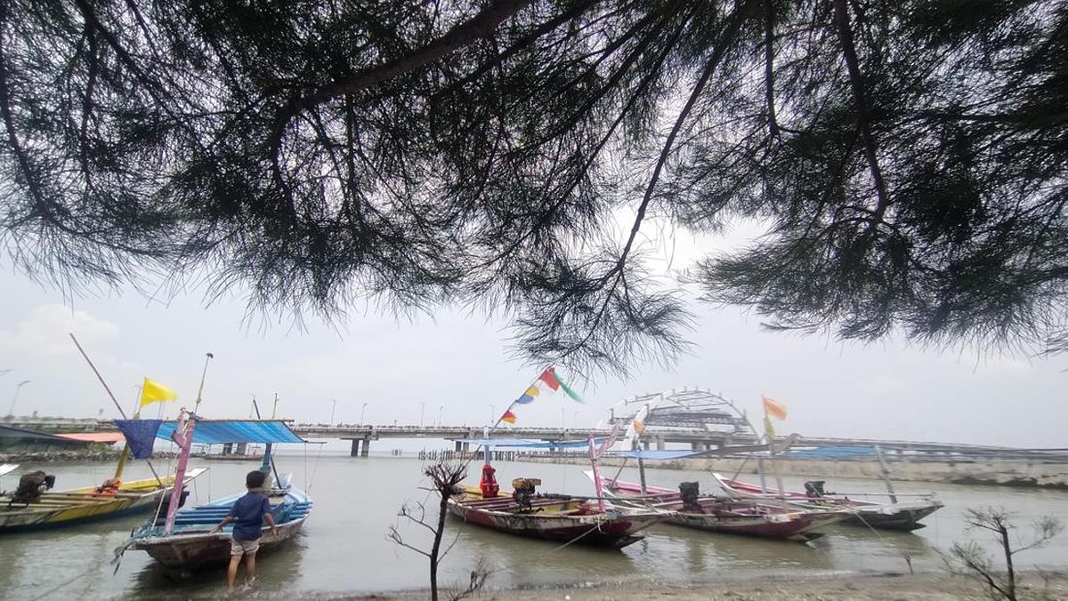 Destinasi wisata Surabaya dekat Atlantis Land seperti jembatan dan kawasan Kenjeran yang menarik