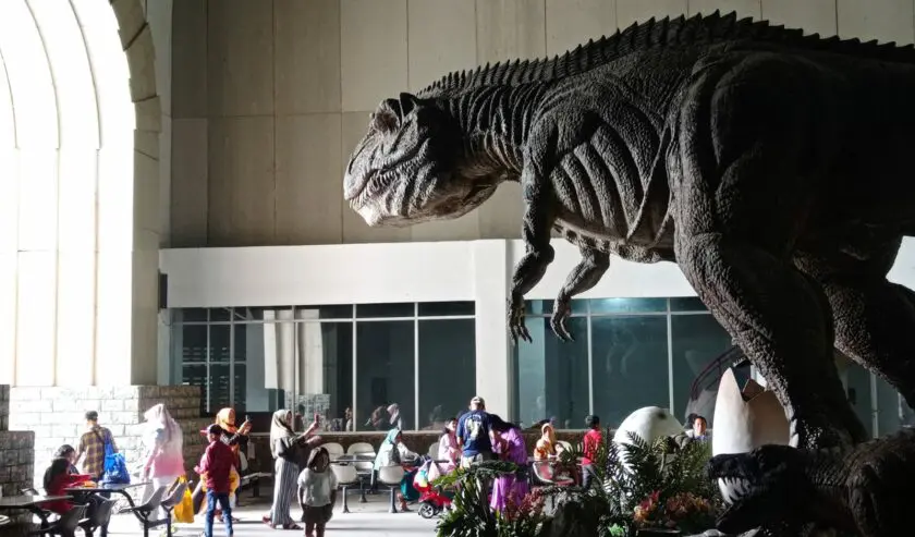 Dino Land Atlantis Land Surabaya dengan wahana tematik dinosaurus untuk keluarga
