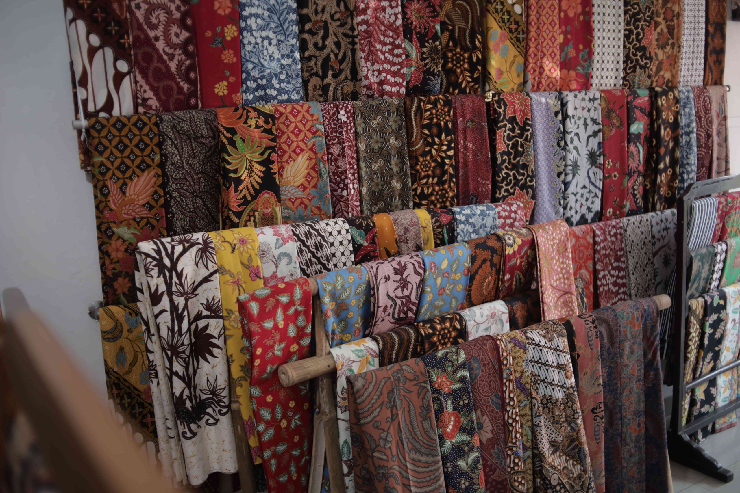 Toko batik Jetis Sidoarjo dengan koleksi kain batik dan baju batik khas Kampung Batik Jetis