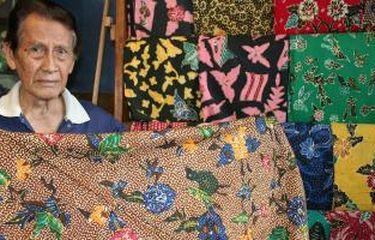 Motif Batik Jetis Sidoarjo dengan warna cerah dan corak khas batik Jetis