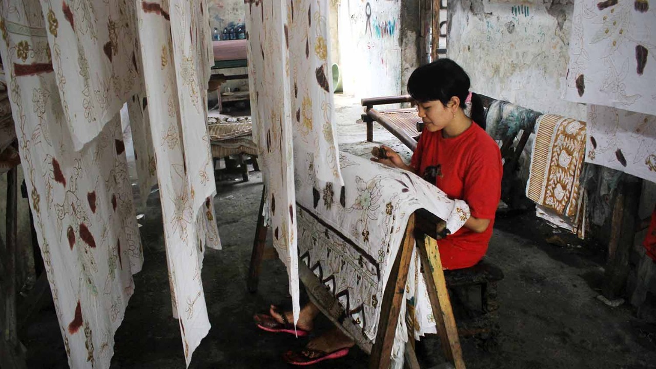 Wisata kerajinan batik di Kampung Batik Jetis Sidoarjo dengan pengunjung melihat proses membatik