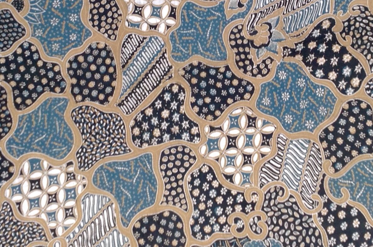 Close up motif batik Jetis Sidoarjo dengan warna khas dan corak tradisional yang tegas
