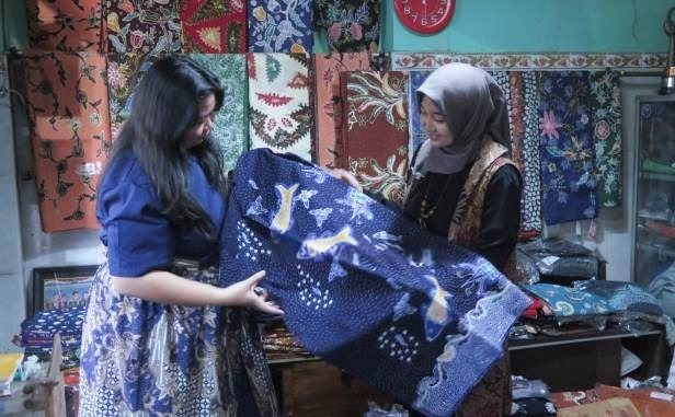 Pengunjung Kampung Batik Jetis Sidoarjo menikmati wisata edukasi batik dan berinteraksi dengan pengrajin