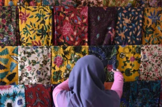 Toko batik di Kampung Batik Jetis Sidoarjo dengan pilihan kain batik dan baju batik khas Jetis
