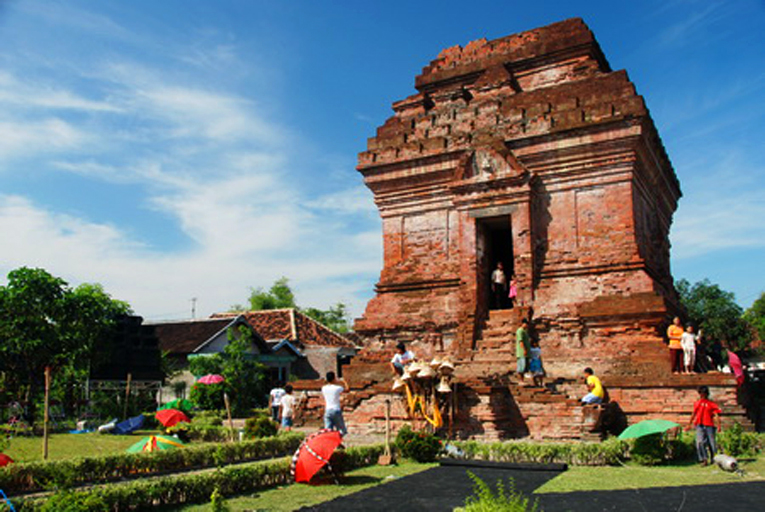 Wisata sekitar Kampung Batik Jetis Sidoarjo seperti alun alun museum dan destinasi budaya