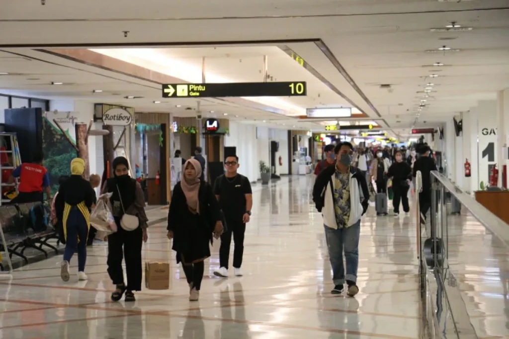 Papan penunjuk Pintu 10 di koridor keberangkatan Bandara Juanda yang menuntun penumpang menuju ruang tunggu