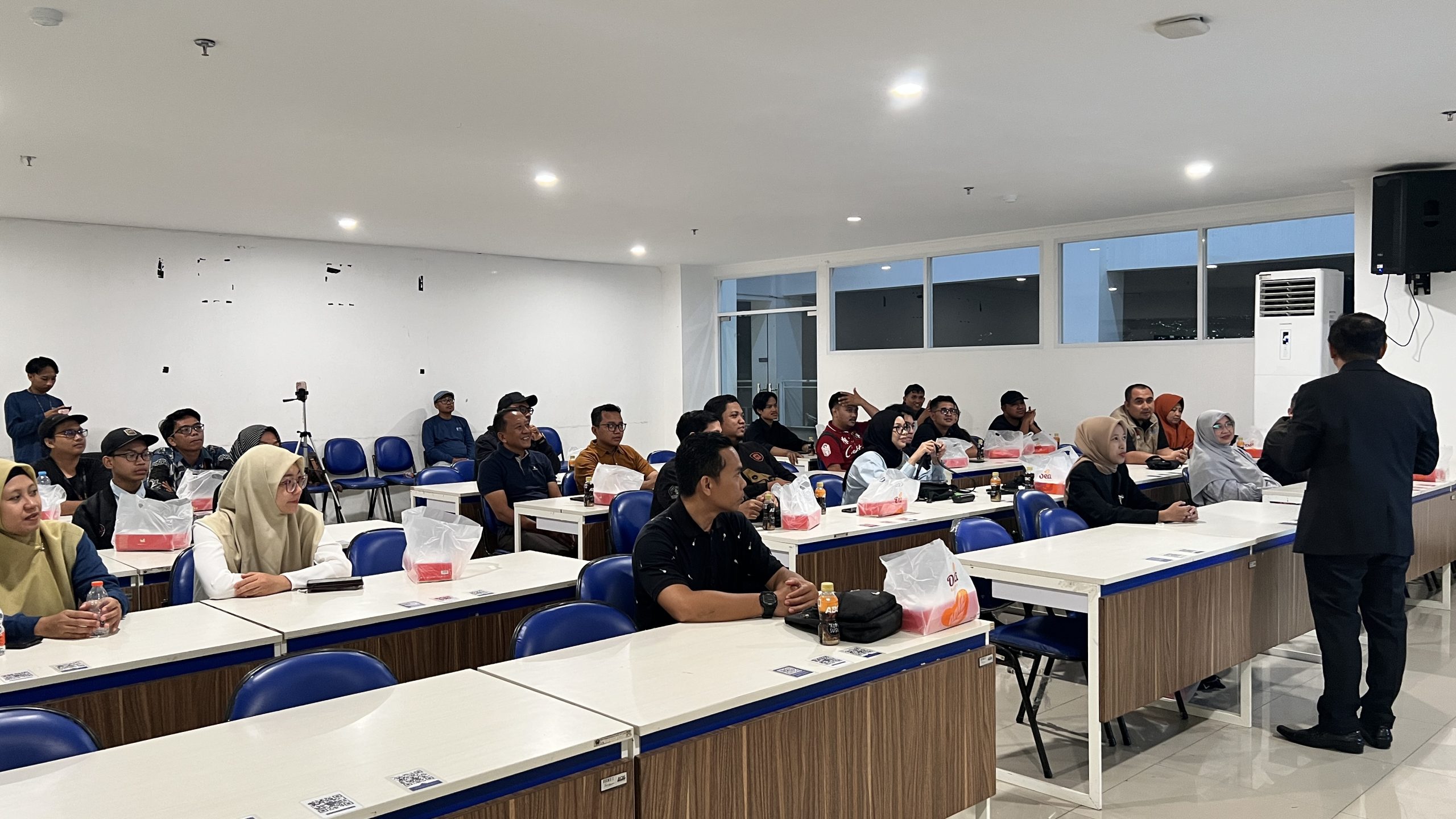 Puluhan pemilik usaha travel menyimak sosialisasi aplikasi Matic di MCC Malang