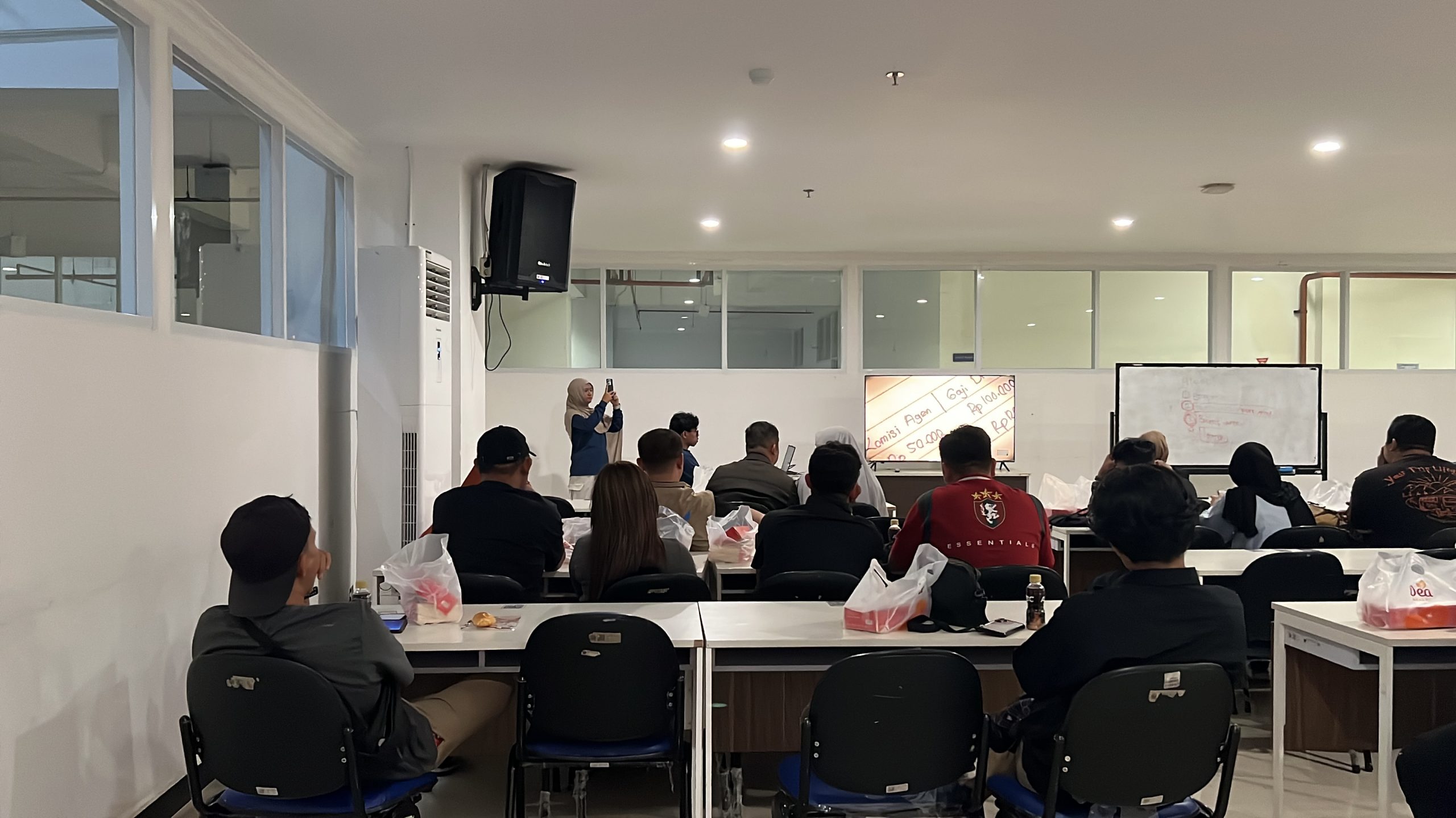 Mahasiswa tim Matic mempresentasikan aplikasi di hadapan para pemilik travel di Gedung MCC Malang