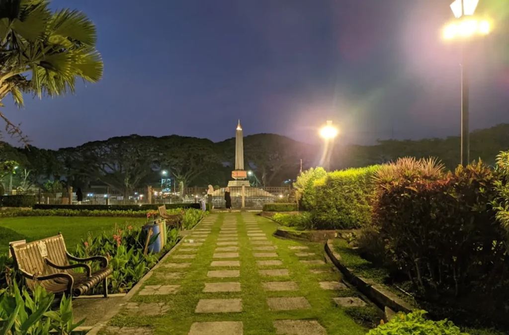 Taman Alun-Alun Tugu Malang pada malam hari, suasana kota saat liburan tahun baru di Malang