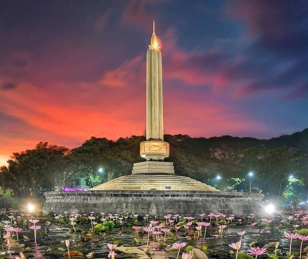 Tugu Alun-Alun Kota Malang saat senja dengan kolam teratai, ikon kota titik awal banyak rencana liburan tahun baru 2027