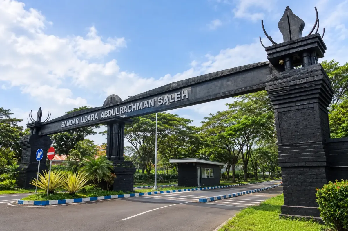 Gapura masuk Bandara Abdulrachman Saleh, bandara Malang di Kecamatan Pakis, dengan pilar batu hitam dan pos jaga di jalan masuk