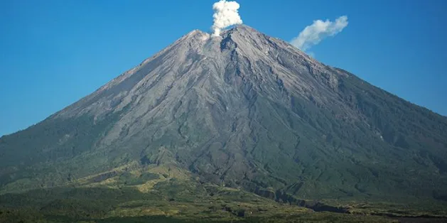 Gunung Semeru mengepulkan asap putih dari puncaknya