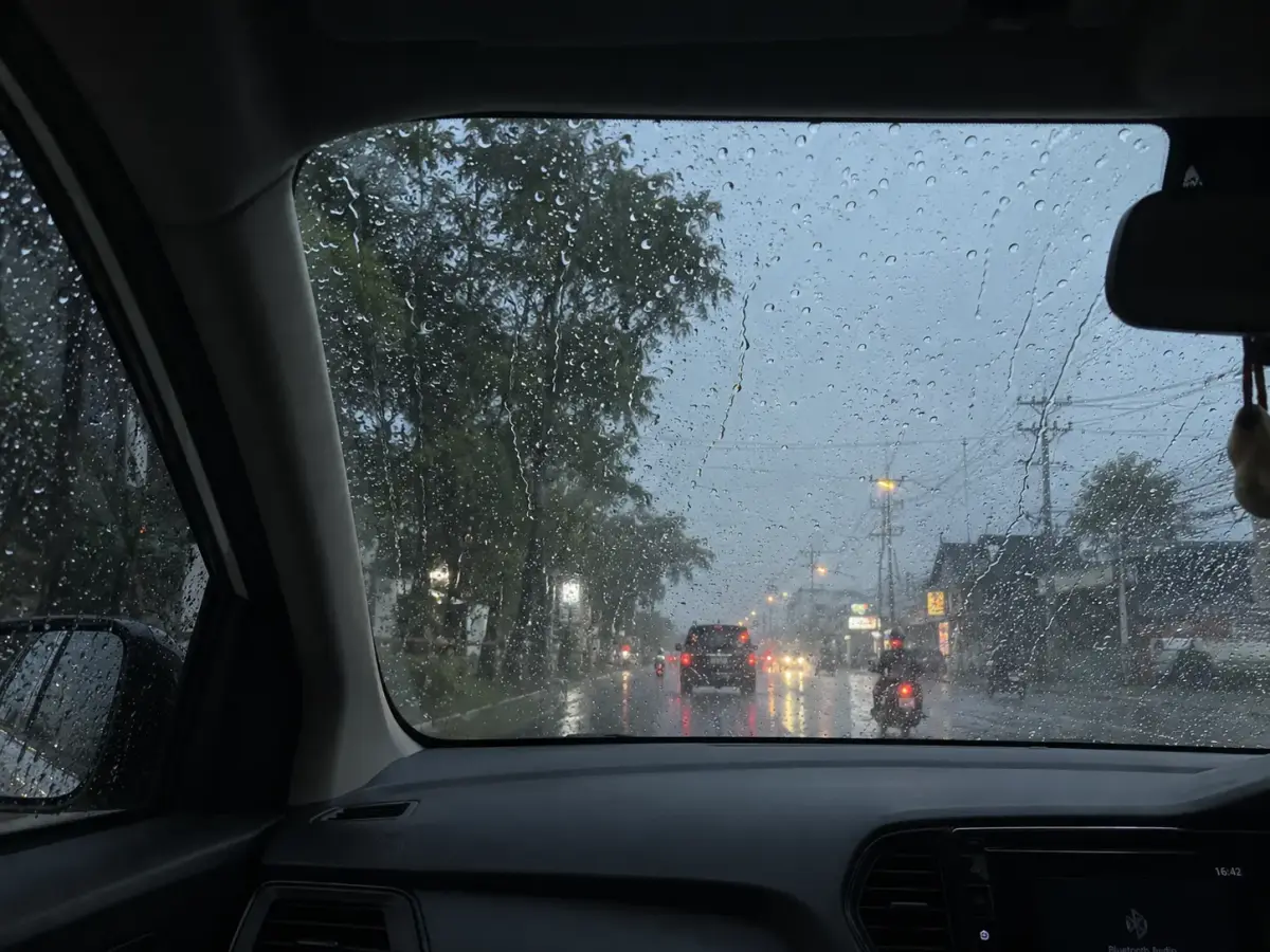 Pandangan dari dalam mobil saat hujan di jalan raya