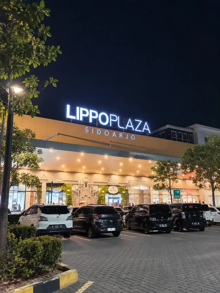 Fasad Lippo Plaza Sidoarjo pada malam hari, salah satu mall dekat Bandara Juanda yang searah ke Malang