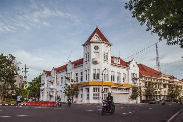 Gedung kolonial bermenara jam yang kini ditempati Maybank di kawasan Jembatan Merah, Kota Lama Surabaya