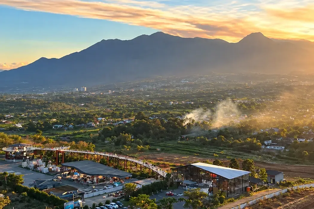 Panorama Malang Skyland di Karangploso dengan jembatan kaca dan deretan pegunungan di belakangnya